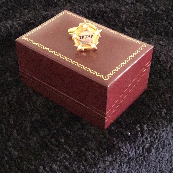 Trump Goldtone Cuff Links - Picture 4 of 4
